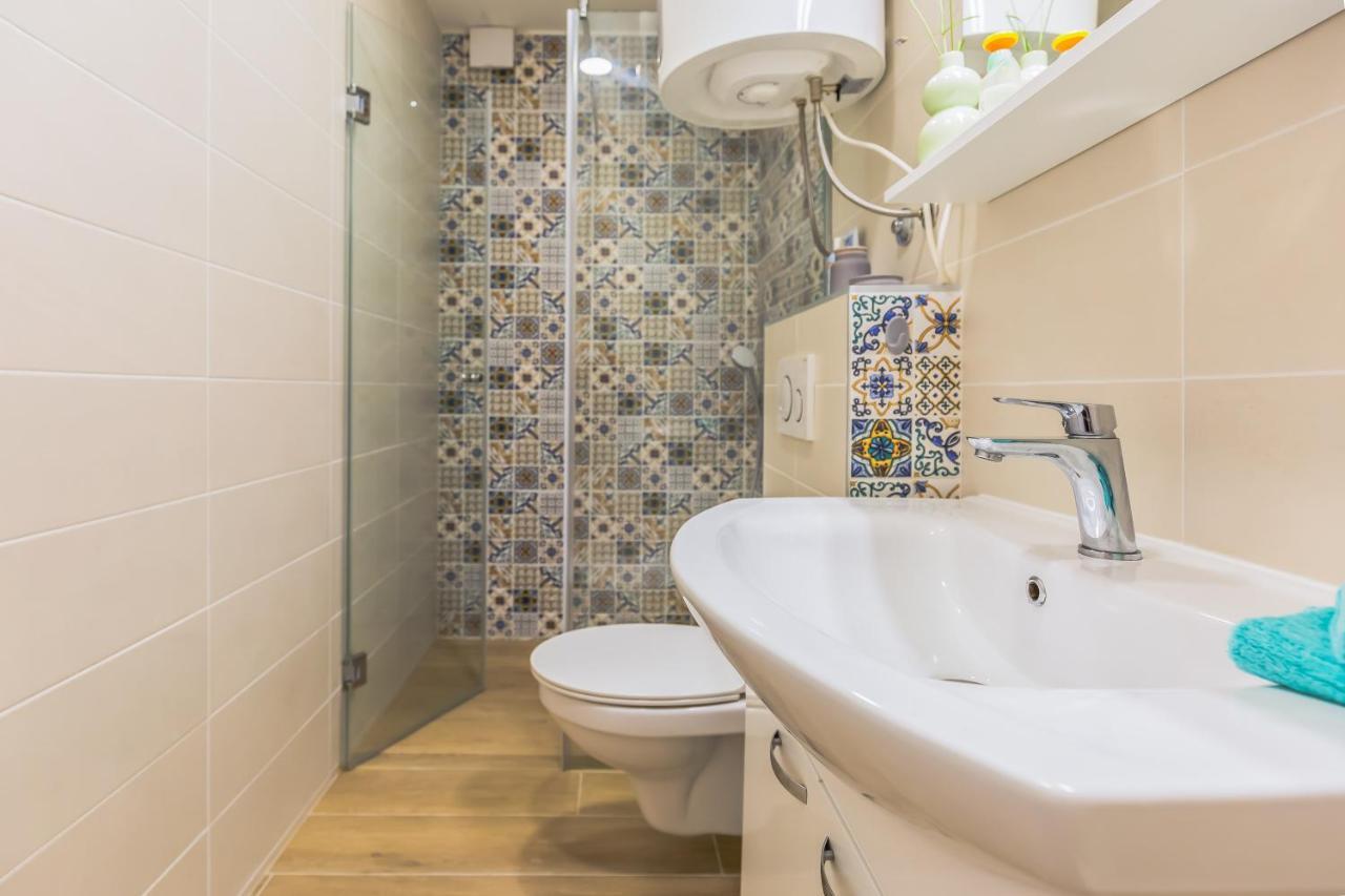 אומיס Adris Apartments מראה חיצוני תמונה