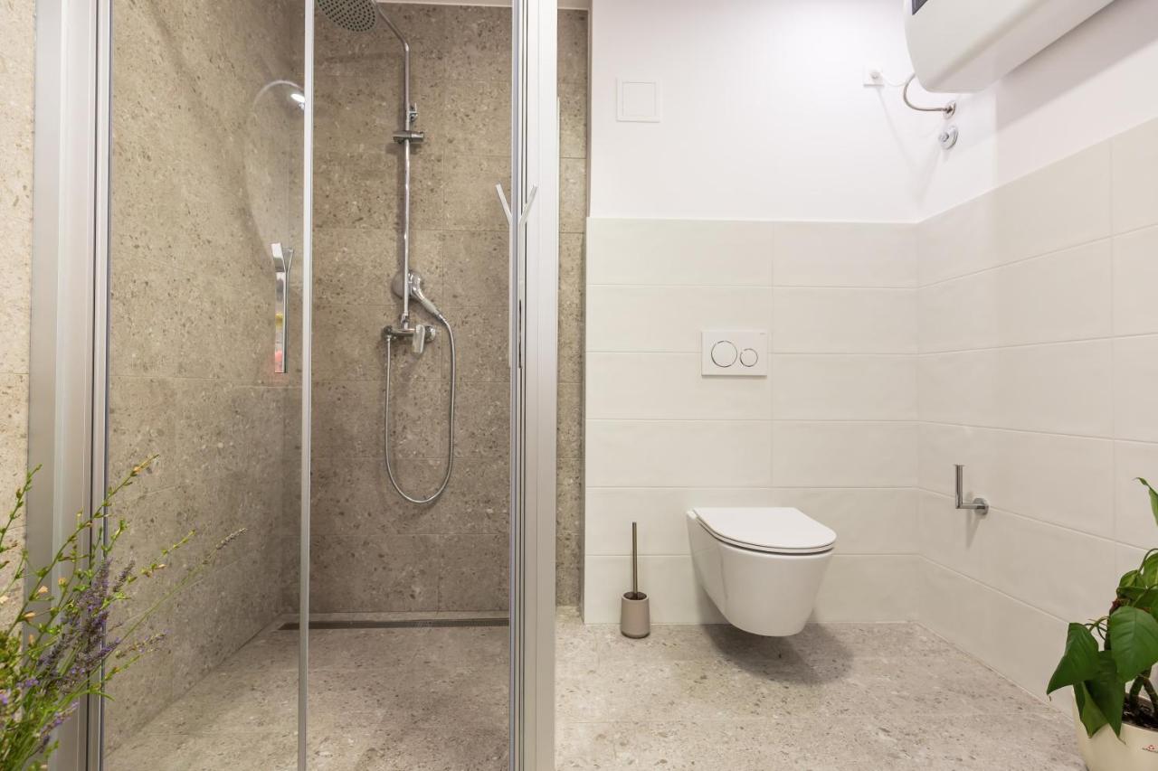 אומיס Adris Apartments מראה חיצוני תמונה