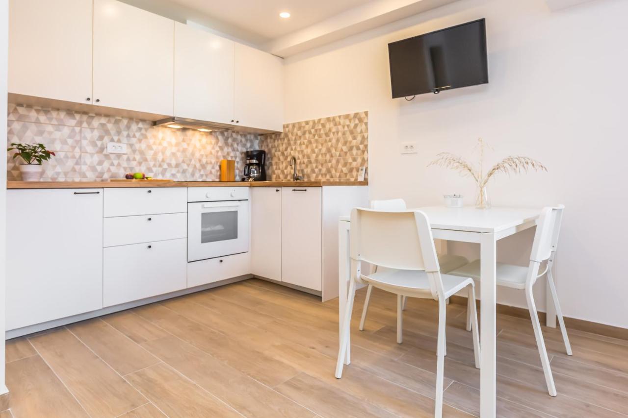 אומיס Adris Apartments מראה חיצוני תמונה