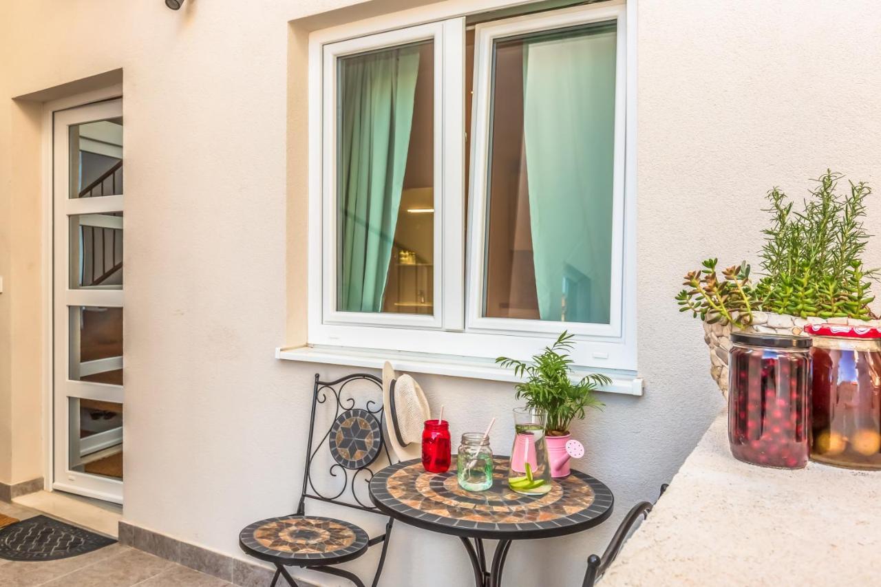אומיס Adris Apartments מראה חיצוני תמונה