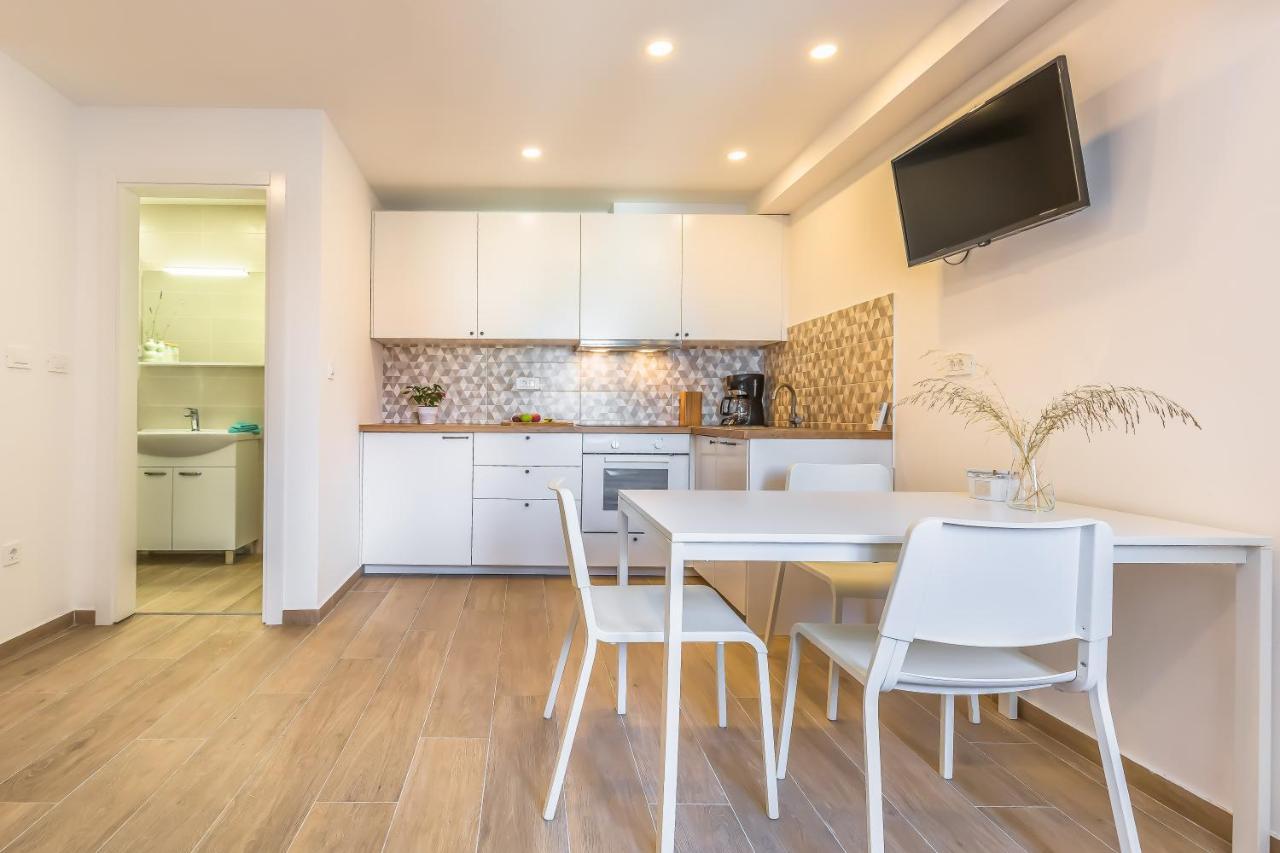 אומיס Adris Apartments מראה חיצוני תמונה